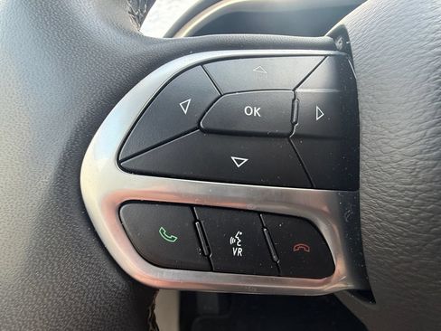 Used 2024 Chrysler Pacifica Touring-L FWD image 16