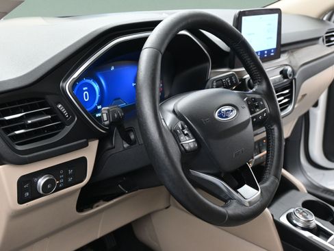 Used 2020 Ford Escape Titanium w/ Titanium Premium Package 2.0 FWD image 12
