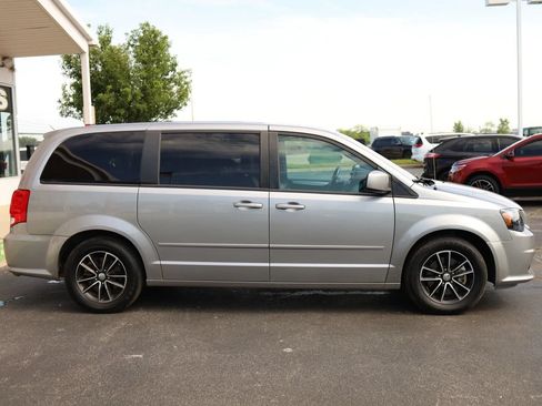 Used 2016 Dodge Grand Caravan R/T w/ Driver Convenience Group FWD image 4