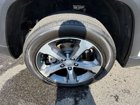 Used 2023 Jeep Grand Cherokee Limited image 14