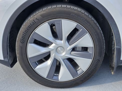 Used 2023 Tesla Model Y Long Range image 13