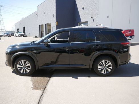 Certified 2024 Nissan Pathfinder SL w/ Black Appearance Package image 6