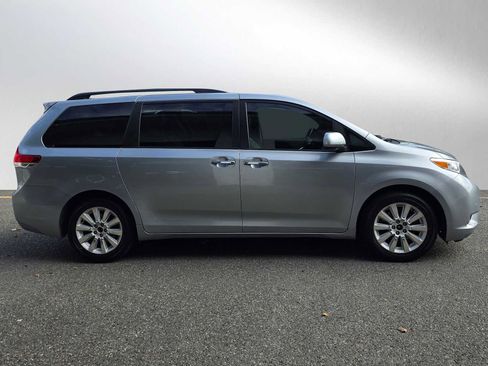 Used 2014 Toyota Sienna Limited image 2