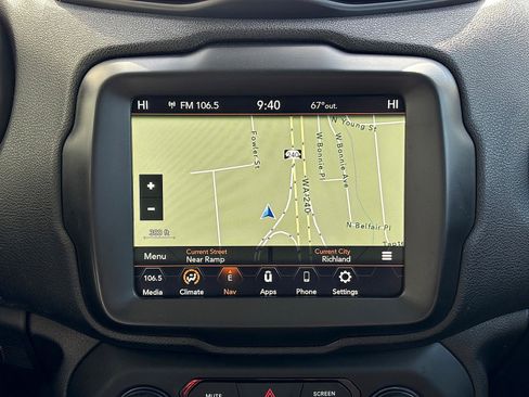 Used 2018 Jeep Renegade Altitude w/ UConnect 8.4 Nav Group FWD image 21