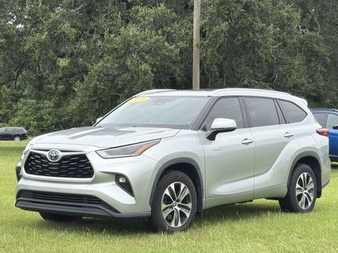 Used 2021 Toyota Highlander XLE AWD/4WD image 11