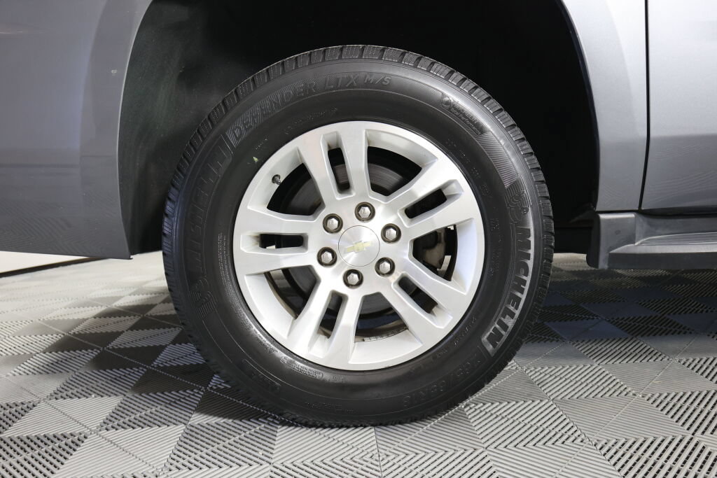 Used 2018 Chevrolet Suburban LT w/ Luxury Package RWD image 7