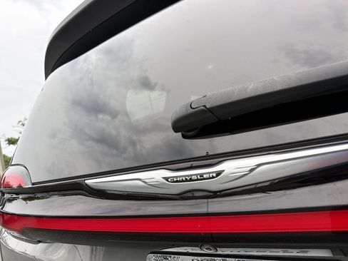 Used 2022 Chrysler Pacifica Touring-L FWD image 6