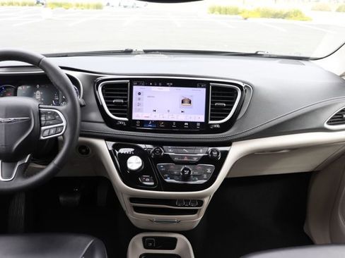 Used 2023 Chrysler Pacifica Touring-L FWD image 15