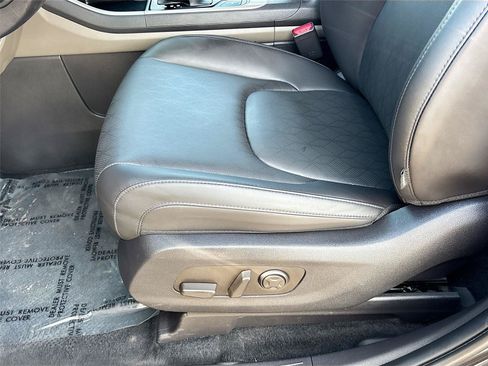 Used 2025 Kia Carnival FWD image 19