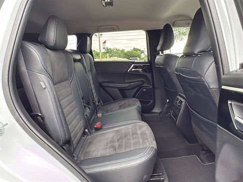 Used 2025 Mitsubishi Outlander SE FWD image 15