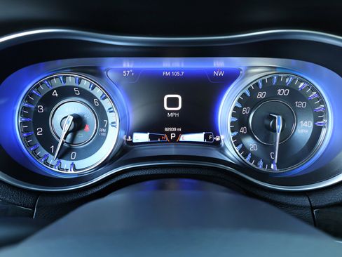 Used 2018 Chrysler 300 Limited image 26