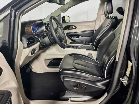Used 2023 Chrysler Pacifica Limited FWD image 11