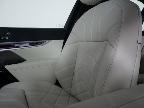 Used 2025 BMW i7 xDrive60 w/ Premium Package image 24