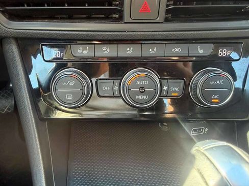 Used 2019 Volkswagen Jetta SE w/ Cold Weather Package image 11