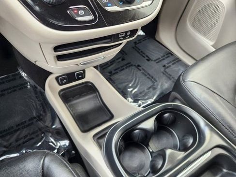 Used 2020 Chrysler Pacifica Touring-L image 22