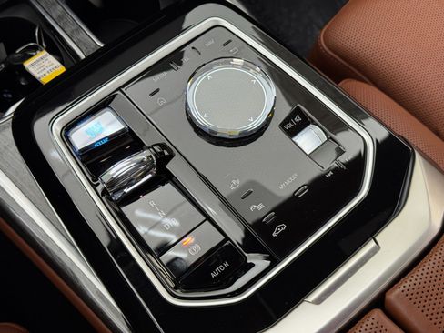 Used 2024 BMW i7 xDrive60 w/ Premium Package image 33