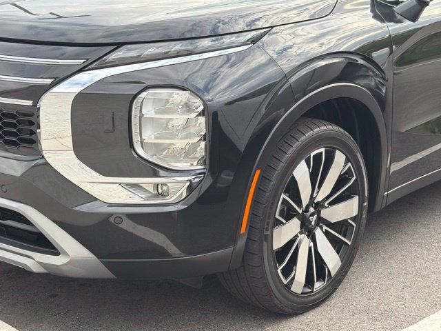 Used 2025 Mitsubishi Outlander AWD image 3