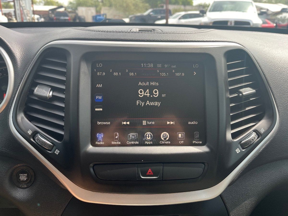 Used 2017 Jeep Cherokee Latitude w/ Comfort/Convenience Group FWD image 13