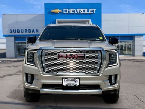 Used 2021 GMC Yukon XL Denali w/ Denali Premium Package AWD/4WD image 3