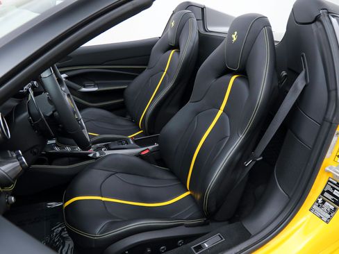 Certified 2022 Ferrari F8 Tributo RWD image 4