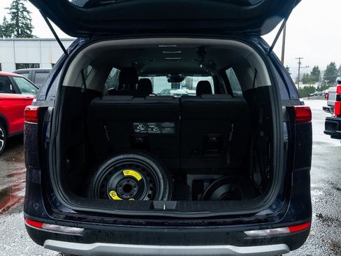 Used 2024 Kia Carnival LX image 7