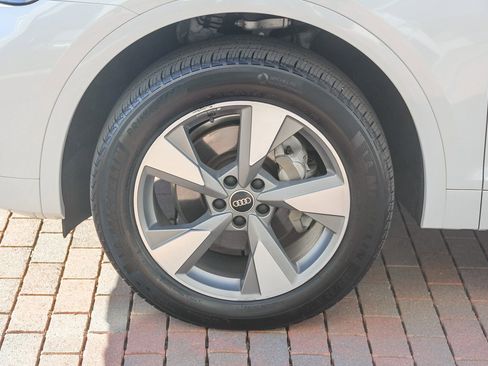 Used 2023 Audi Q5 2.0T Premium w/ Convenience Package image 4