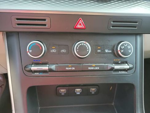 Used 2022 Kia Carnival LX FWD image 23