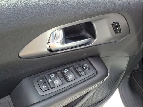 New 2026 Chrysler Pacifica Select AWD/4WD image 17