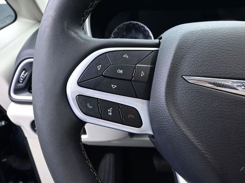 Used 2023 Chrysler Pacifica Touring-L FWD image 30