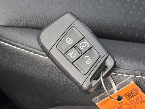 Used 2023 Volkswagen Tiguan SE image 32