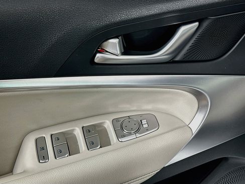 Used 2025 Genesis G70 2.5T RWD image 15