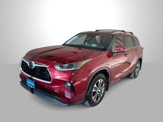 Used 2021 Toyota Highlander XLE AWD/4WD video 1