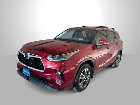 Used 2021 Toyota Highlander XLE AWD/4WD image 1