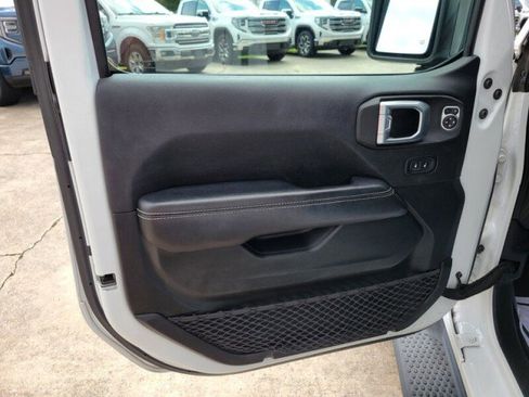 Used 2020 Jeep Wrangler Unlimited Sahara AWD/4WD image 25