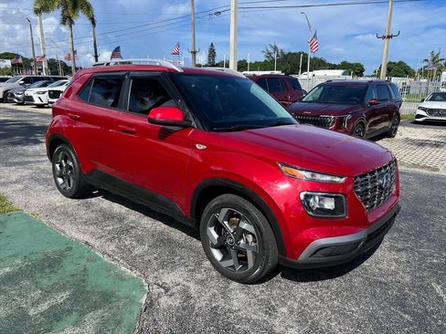Used 2023 Hyundai Venue SEL FWD image 4
