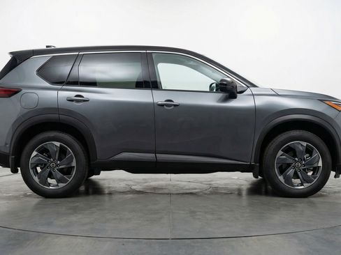 Used 2025 Nissan Rogue SV FWD image 11