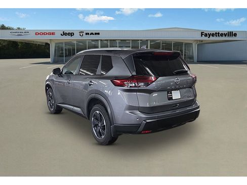 Used 2024 Nissan Rogue SV w/ SV Premium Package image 5