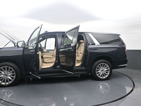 Used 2024 Cadillac Escalade ESV Premium Luxury image 41