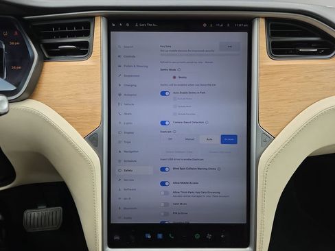 Used 2018 Tesla Model X 75D image 26