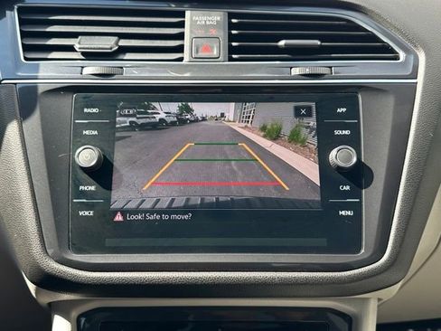 Certified 2022 Volkswagen Tiguan SE R-Line FWD image 32