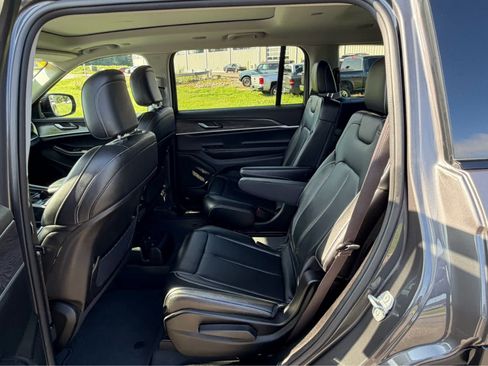Used 2023 Jeep Grand Cherokee L Limited AWD/4WD image 37
