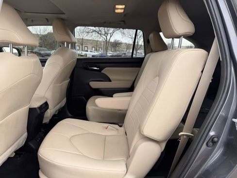 Used 2023 Toyota Highlander XLE image 28