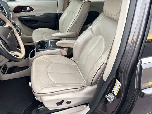 Used 2018 Chrysler Pacifica Limited image 19