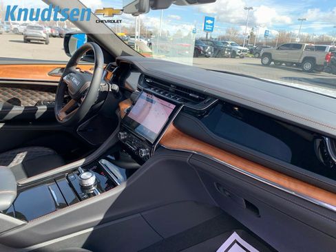 Used 2025 Jeep Grand Cherokee Summit image 12