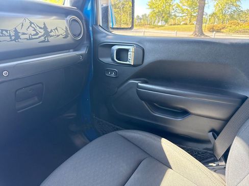 Used 2021 Jeep Gladiator Willys image 17
