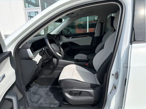 Certified 2025 Volkswagen Tiguan SE image 11