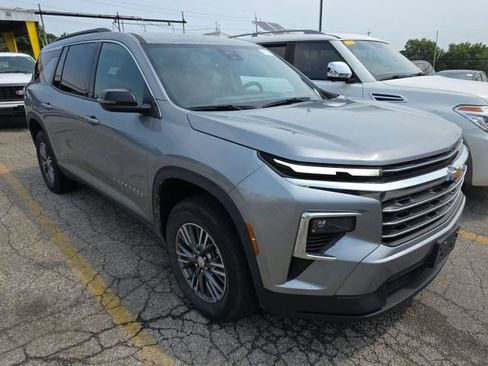 Used 2025 Chevrolet Traverse LT AWD/4WD image 1