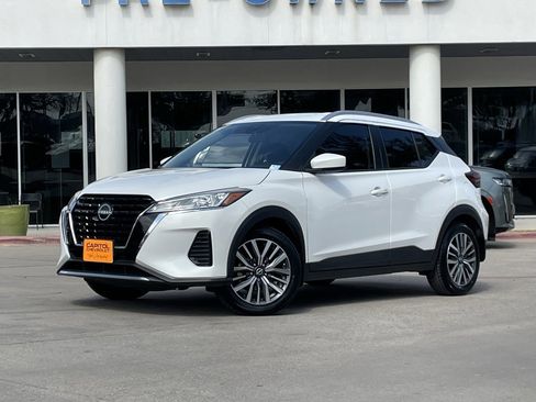 Used 2023 Nissan Kicks SV image 2