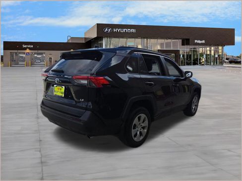 Used 2021 Toyota RAV4 LE image 9