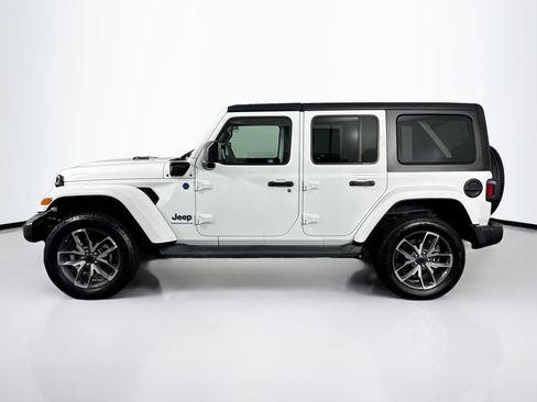Used 2024 Jeep Wrangler Unlimited w/ Convenience Group AWD/4WD image 11